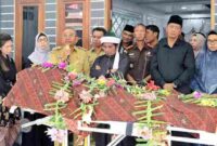 Bupati Simalungun, Dr. H. Anton Achmad Saragih, bersama Wakil Bupati Benny Gusman Sinaga dan unsur Forkopimda Simalungun, melayat ke rumah duka almarhum Rubeno Harianto (74) di Nagori Balimbingan, Kecamatan Tanah Jawa, Kabupaten Simalungun, Sumatera Utara, Selasa (19/8/2025).