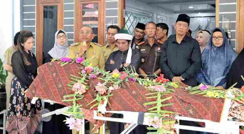 Bupati Simalungun, Dr. H. Anton Achmad Saragih, bersama Wakil Bupati Benny Gusman Sinaga dan unsur Forkopimda Simalungun, melayat ke rumah duka almarhum Rubeno Harianto (74) di Nagori Balimbingan, Kecamatan Tanah Jawa, Kabupaten Simalungun, Sumatera Utara, Selasa (19/8/2025).