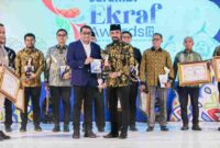  Bupati Aceh Timur, Iskandar Usman Al-Farlaky, S.H.I, M.S.I, menerima penghargaan Serambi Ekraf Award 2025 yang diserahkan langsung oleh Menteri Ekonomi Kreatif Republik Indonesia, Teuku Riefky Harsya, pada malam penganugerahan di Banda Aceh, Jumat (29/8/2025).