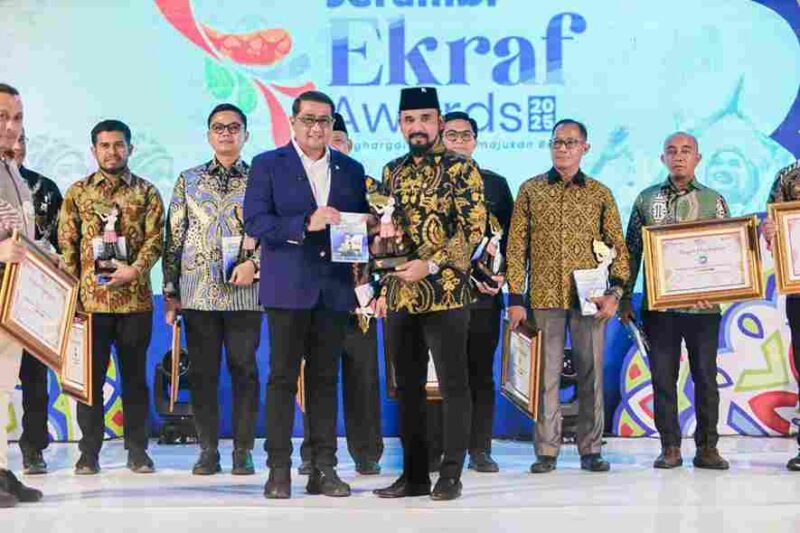 Bupati Aceh Timur, Iskandar Usman Al-Farlaky, S.H.I, M.S.I, menerima penghargaan Serambi Ekraf Award 2025 yang diserahkan langsung oleh Menteri Ekonomi Kreatif Republik Indonesia, Teuku Riefky Harsya, pada malam penganugerahan di Banda Aceh, Jumat (29/8/2025).