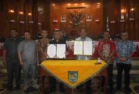 Bupati Asahan, Taufik Zainal Abidin, bersama Ketua DPRD Asahan, Efi Irwansyah Pane, dan Wakil Ketua DPRD Asahan menandatangani Nota Kesepakatan Rancangan Perubahan Kebijakan Umum Anggaran (KUA) dan Prioritas Plafon Anggaran Sementara (PPAS) Tahun Anggaran 2025, Jumat (29/8/2025).