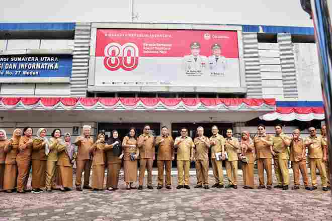 Sekretaris Daerah Provinsi (Sekdaprov) Sumatera Utara (Sumut) Togap Simangunsong disambut Kepala Dinas Komunikasi dan Informatika (Kominfo) Sumut Erwin Hotmansah Harahap dan jajarannya, saat melakukan kunjungan kerja di  Kantor Dinas Kominfo Sumut, Jalan HM Said Nomor 27 Medan, Senin (25/8/2025).