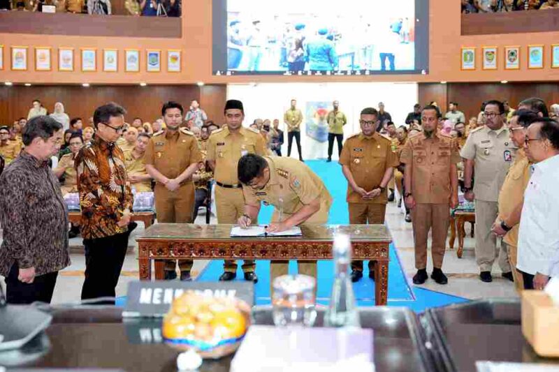 Gubernur Sumatera Utara (Sumut) Bobby Nasution menghadiri dan menandatangani Komitmen Percepatan Tercapainya Eliminasi Tuberkulosis, bersama dengan tujuh Gubernur lainnya di Gedung Sasana Bhakti Praja Lantai 3, Kantor Kementerian Dalam Negeri, Jalan Medan Merdeka Utara, Jakarta Pusat, Selasa (26/8/2025).