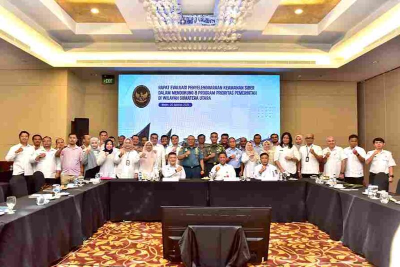 Kepala Dinas Komunikasi dan Informatika (Diskominfo) Sumut Erwin Hotmansah Harahap, didampingi Kabid Persandian dan Keamanan Informasi Rismawati mengikuti rapat evaluasi penyelenggaraan keamanan siber dalam mendukung delapan program prioritas pemerintah di wilayah Sumut, di Hotel JW Marriot Medan, Jalan Putri Hijau Medan, Rabu (20/8/2025).