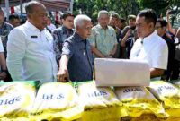 Wakil Gubenur Sumut meninjau Pasar Murah yang digelar di halaman Kantor Dinas Ketahanan Pangan dan Holtikultura Provinsi Sumut, Jalan A.H. Nasution, Medan, Sabtu (30/08/2025). 