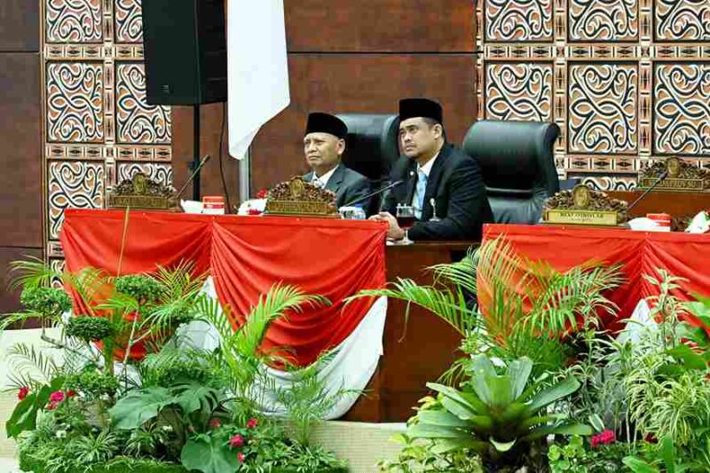 Gubernur Sumut Bobby Nasution bersama Wakil Gubernur Sumut Surya menghadiri Rapat Paripurna DPRD Sumut dengan agenda mendengarkan Pidato Kenegaraan Presiden Republik Indonesia dalam rangka Penyampaian Penyampaian Pengantar/Keterangan Atas RUU Tentang APBN Tahun Anggaran 2026 beserta Nota Keuangan dan Dokumen Pendukungnya di Ruang Rapat Paripurna DPRD Sumut Jalan Imam Bonjol, Kota Medan, Jum'at (15/8).