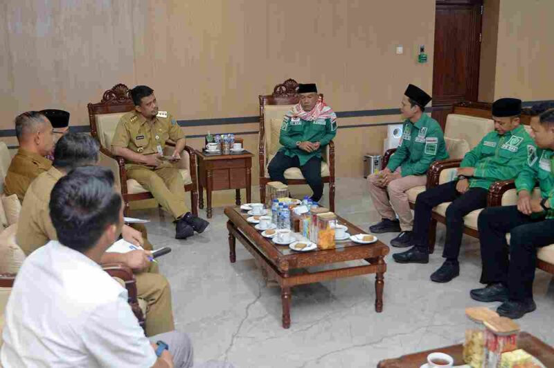 Gubernur Sumatera Utara (Sumut) Bobby Nasution menerima Ketua Pemuda Al-Washliyah Pusat Aminullah Siagian dan Pengurus Al-Washliyah Sumut di Ruang Kerja Lantai 10 Kantor Gubernur Sumut Jalan Diponegoro Kota Medan, Selasa (05/08).