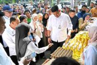 Gubernur Sumut Bobby Nasution meninjau pasar murah yang diselenggarakan di Lapangan PTPN I, Kecamatan Tanjungmorawa, Kabupaten Deliserdang, Rabu (27/8/2025).