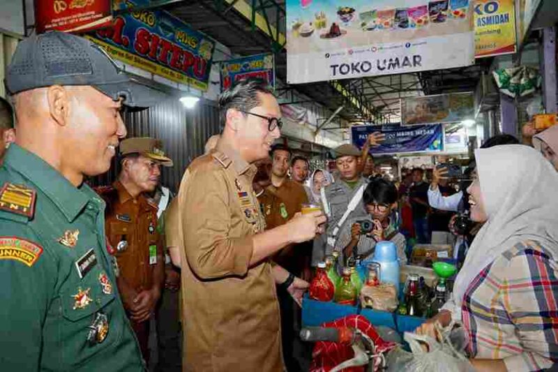 Wali Kota Medan, Rico Tri Putra Bayu Waas, saat minum jamu dan bincang dengan penjual jamu. Senin, (25/8)