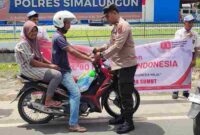 Saat sebuah kendaraan diberhentikan dan diberikan bendera Merah Putih oleh personil Polres Simalungun. Rabu, (6/8)