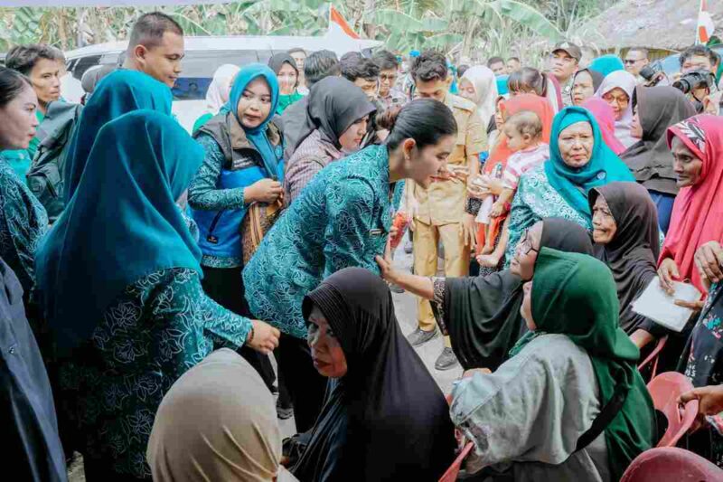 Ketua Tim Penggerak (TP) Pemberdayaan Kesejahteraan Keluarga (PKK) Provinsi Sumatera Utara (Sumut) Kahiyang Ayu, bersama Staf Ahli I TP PKK Sumut Titiek Sugiharti, meninjau dua Posyandu di Kabupaten Langkat, yaitu Posyandu Ar-Rayyan dan Posyandu Teratai Anggrek, keduanya berlokasi di Desa Telukbakung, Kecamatan Tanjungpura, Selasa (5/8).