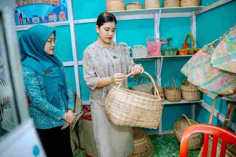 Ketua TP PKK Sumut Kahiyang Ayu melakukan kunjungan kerja dalam rangka monitoring pelaksanaan program PAAR di Desa Bahal, Kecamatan Portibi, Kabupaten Padanglawas Utara, Rabu (20/8/2025).