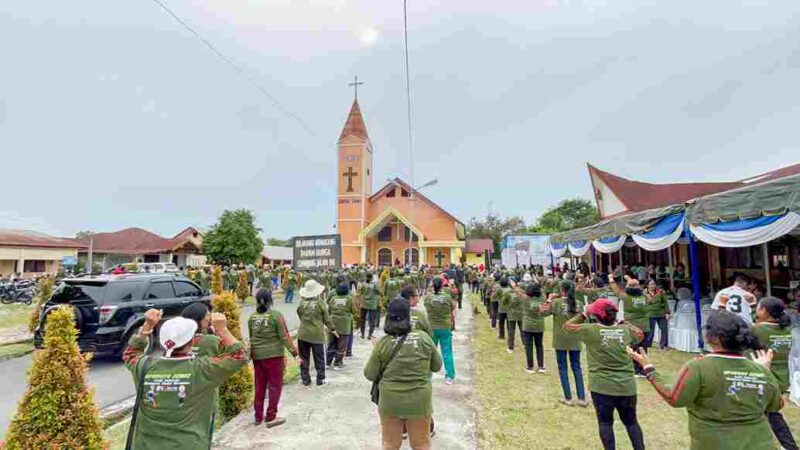 Para lansia saat melaksanakan senam bersama. Rabu, (27/08/2025)