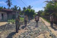 Bhabinkamtibmas Aipda J.S. Butar Butar menghadiri trial perkerasan jalan lapen di Huta VI Nagori Dusun Ulu, Kecamatan Ujung Padang.  ada Sabtu pagi, 2 Agustus 2025, mulai pukul 09.00 WIB