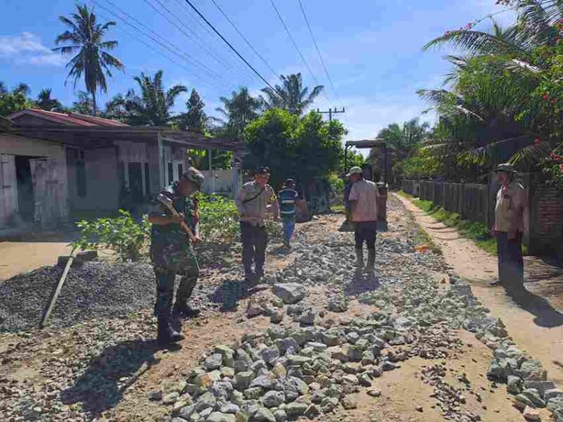 Bhabinkamtibmas Aipda J.S. Butar Butar menghadiri trial perkerasan jalan lapen di Huta VI Nagori Dusun Ulu, Kecamatan Ujung Padang.  ada Sabtu pagi, 2 Agustus 2025, mulai pukul 09.00 WIB
