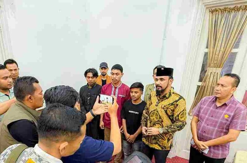 Bupati Aceh Timur, Iskandar Usman Al-Farlaky sendiri pun, menyambut kepulangan lima pemuda Aceh yang terdampar di Kepulauan Aru, Maluku. (23/8)