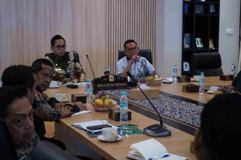 Rico Waas saat menerima kunjungan dari Pengurus Koperasi Berkah Alam Sejahtera Berasa di Rumah Dinas Wali Kota Medan, Kamis (28/8/2025).