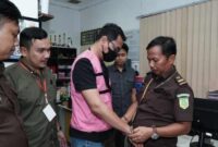 Tersangka saat ditahan kejatisu.