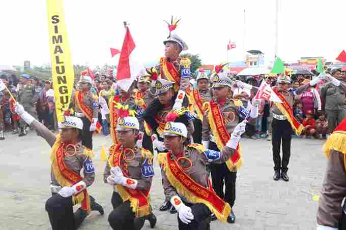 Aksi Polisi Cilik Binaan Polres Simalungun saat  peringatan Hari Ulang Tahun ke-80 Kemerdekaan Republik Indonesia Tahun 2025di Plataran Lapangan Kantor Bupati Simalungun, Kecamatan Pamatang Raya, Minggu (17/8/2025) pukul 08.30 WIB.
