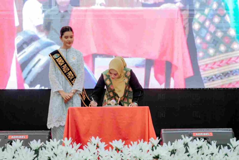 Bunda PAUD Sumatera Utara (Sumut) Kahiyang Ayu melantik Maya Hasmita sebagai Bunda PAUD Kabupaten Labuhanbatu untuk periode 2025–2030 di Ballroom Seroja, Suzuya City Mall, Rantauprapat, Rabu (27/8/2025). 