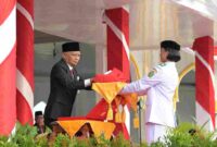 Wakil Gubernur (Wagub) Sumatera Utara (Sumut) H. Surya, B.Sc bertindak sebagai pembina Upacara Penurunan Bendera Merah Putih di Lapangan Astaka Dispora Sumut, Jalan William Iskandar, Deliserdang, Minggu (17/8).