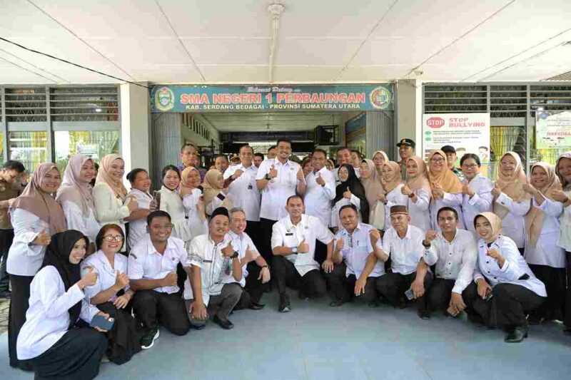 Gubernur Sumatera Utara (Sumut) Bobby Nasution didampingi Bupati Serdangbedagai Darma Wijaya, meluncurkan program Cek Kesehatan Gratis (CKG) anak sekolah se-Sumut, secara daring di SMAN 1 Perbaungan, Serdangbedagai (Sergai), Rabu (20/82025).