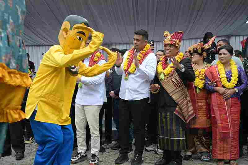 Gubernur Sumatera Utara (Sumut) Bobby Afif Nasution, bersama Wakil Menteri Kebudayaan Giring Ganesha, Bupati Karo Antonius Ginting dan Forkopimda, memotong buah naga membuka secara simbolis pesta buah dan bunga di Open Stage Taman Njuah-Njuah, Kota Berastagi, Kabupaten Karo, Kamis (31/7).