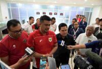 Gubernur Sumatera Utara {Sumut} Bobby Afif Nasution bersama Ketua PSSI Erick Thohir memberikan piala kepada pemenang Piala Kemerdekaan 2025, usai laga penutup di Stadion Utama Sumatera Utara, Senin malam (18/8/2025).