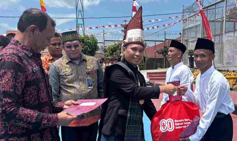 Wakil Bupati, Benny Gusman Sinaga, menyerahkan surat remisi khusus kepada perwakilan Warga Binaan Pemasyarakatan (WBP), Minggu (17/8/2025).