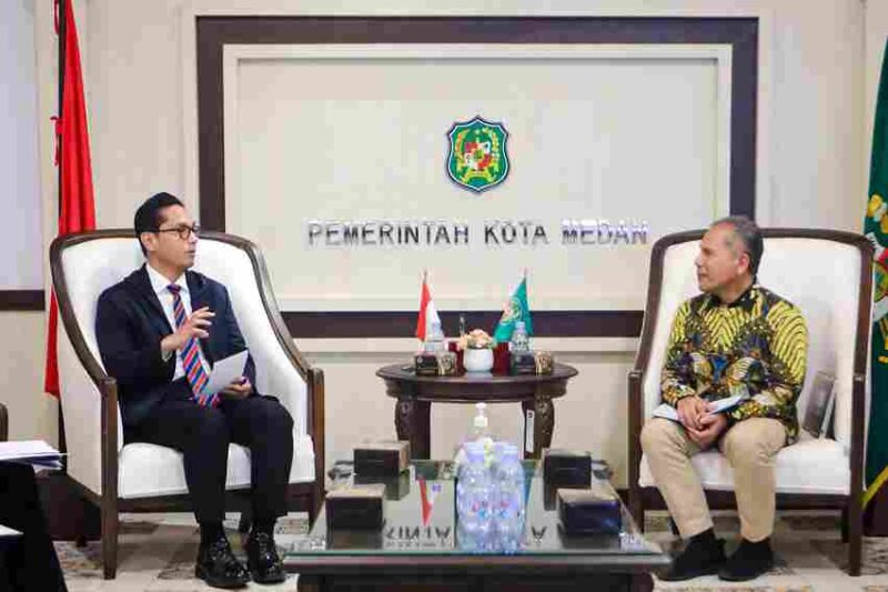 Rico Waas ketika menerima Deputi Bidang Tata Lingkungan dan Sumber Daya Alam Berkelanjutan Kementerian Lingkungan Hidup di Balai Kota, Selasa (19/8/25).