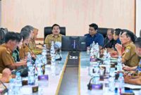 Sekdaprov Sumut Togap Simangunsongmemimpin Rapat Koordinasi Penentuan Calon Penerima Bantuan Iuran Jaminan Sosial Ketenagakerjaan (JKK dan JKM) bagi pekerja rentan di Sumut tahun 2025 yang diselenggarakan di Ruang Rapat 1, lantai 2 Kantor Gubernur Sumut, Jalan Diponegoro No. 30, Medan, Selasa (26/8/2025)