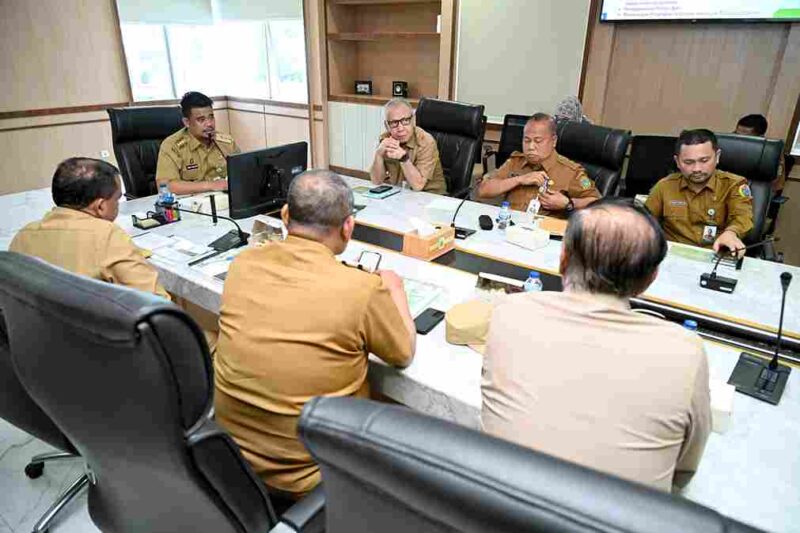 Gubernur Sumut, Bobby Nasution memimpin Rapat Koordfinasi Produksi dan Hilirisasi Komoditas Jeruk yang diselenggarakan di Ruang Rapat 1, lantai 2 Kantor Gubernur Sumut, Jalan Diponegoro No. 30, Medan, Senin (25/8/2025).