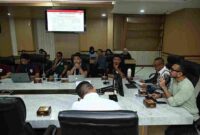 Kadispora Sumut Mahfullah Daulay bersama anggota Komite Eksekutif (Exco) PSSI Arya Sinulingga memimpin rapat koordinasi persiapan Piala Kemerdekaan di Kantor Gubernur, Jalan Diponegoro, Medan, Minggu (10/8/2025).
