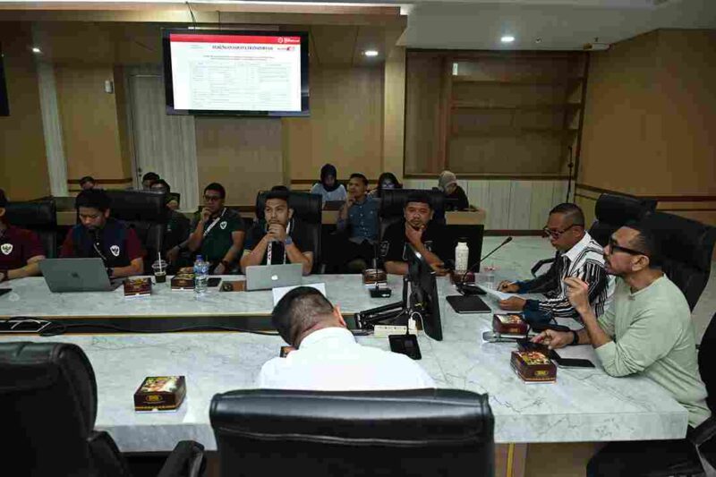 Kadispora Sumut Mahfullah Daulay bersama anggota Komite Eksekutif (Exco) PSSI Arya Sinulingga memimpin rapat koordinasi persiapan Piala Kemerdekaan di Kantor Gubernur, Jalan Diponegoro, Medan, Minggu (10/8/2025).
