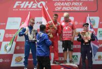 Gubernur Sumatera Utara (Sumut) Bobby Nasution menyerahkan trofi kepada juara F1 Powerboat GP of Indonesia 2025, di Pelabuhan Mulia Raja Napitupulu, Balige, Toba, Minggu (24/8/2025) 