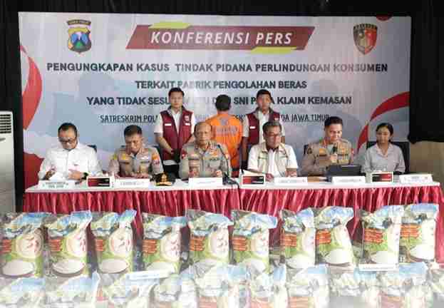 Konferensi Pers pengungkapan kasus tindak pidana perlindungan konsumen terkait Pabrik Pengolahan beras yang tidak sesuai dengan SNI pada klaim kemasan.
