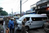 Tim Gabungan Satpol PP dan Dishub Sumut yang dipimpin oleh Kasatpol PP sekaligus Plt Kadishub Sumut Moettaqien Hasrimi melaksanakan operasi penertiban terhadap bus-bus yang berada di bahu jalan Sisingamangaraja Medan, Kamis (21/08/2025).