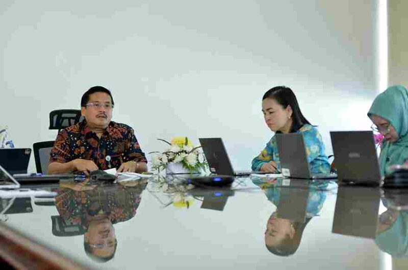 Sekretaris Daerah Provinsi Sumatera Utara (Sumut) Togap Simangunsong membuka Rapat Koordinasi (Rakor) Capaian Program Tuberkulosis pada Provinsi Sumut secara daring melalui aplikasi Zoom Meeting di Ruang Rapat Lantai 9 Kantor Gubernur Sumut Jalan Diponegoro Kota Medan, Jumat (22/8). Rakor tersebut dihadiri oleh dinas terkait dari seluruh Kabupaten/Kota se-Sumut.