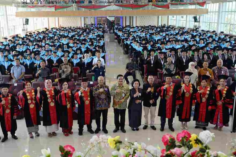 Sekretaris Daerah Provinsi Sumatera Utara (Sumut) Togap Simangunsong menghadiri dan memberikan sambutan pada acara Wisuda Universitas Senior Medan di Aula Prof Drs Djanter Siahaan SH Jalan Jamin Ginting Km 8,5 Kota Medan, Sabtu (30/8).