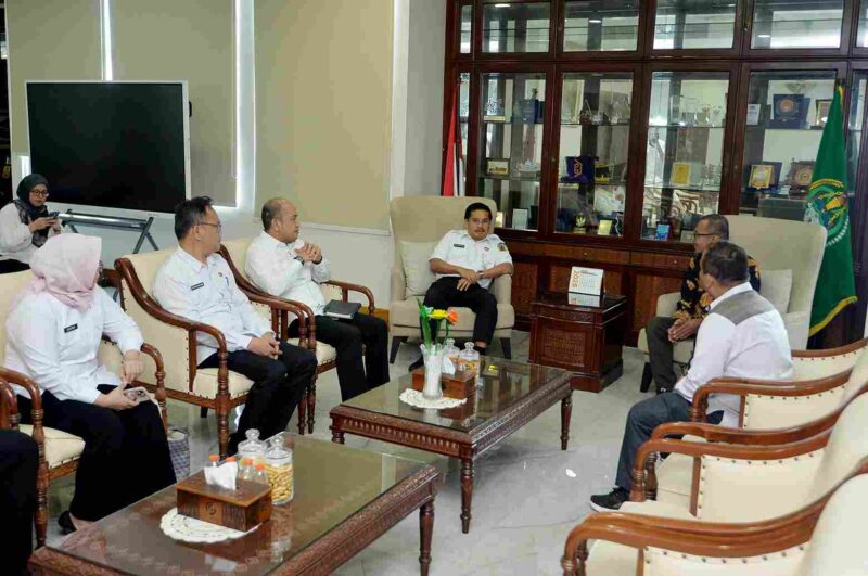 Sekretaris Daerah Provinsi Sumatera Utara (Sumut) Togap Simangunsong menerima audiensi  Komisi Penyiaran Indonesia Daerah (KPID) Provinsi Sumut di Ruang Kerja Lantai 9 Kantor Gubernur Sumut Jalan Diponegoro Kota Medan, Rabu (30/7).