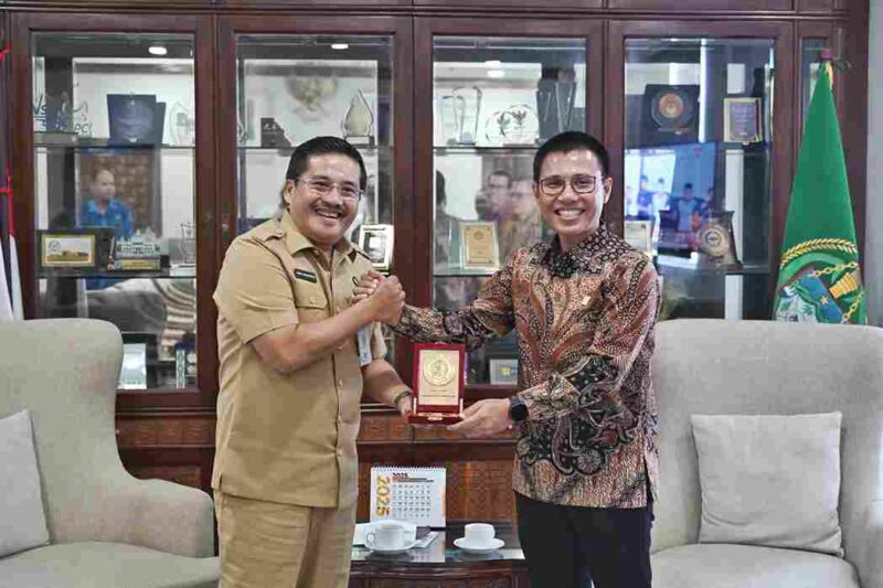 Sekretaris Daerah Provinsi Sumatera Utara (Sumut) Togap Simangunsong menerima audiensi PT PLN (Persero) Unit Induk Distribusi Wilayah Sumut di ruang kerja Sekdaprov Sumut, Kantor Gubernur Sumut Jalan Diponegoro Nomor 30 Medan, Senin (25/8/2025).