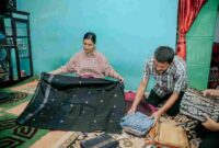 Ketua Dewan Kerajinan Nasional Daerah (Dekranasda) Sumatera Utara (Sumut) Kahiyang Ayu, mengunjungi sentra pengrajin songket di Desa Silo Bonto, Kecamatan Silau Laut, Kabupaten Asahan,  Senin (4/8).