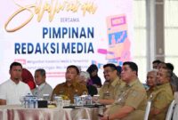 Gubernur Sumatera Utara (Sumut) Muhammad Bobby Afif Nasution didampingi Wakil Gubernur Sumut Surya, Asisten Administrasi Umum Muhammad Suib, Kadis Kominfo Sumut Erwin Hotmansah Harahap, Kepala Bappeltbang Sumut Dikky Anugrah, serta Kabiro Adpim Sumut Ady Putra, bersilaturahmi dengan pimpinan redaksi media se-Sumut di Aula Tengku Rizal Nurdin, Rumah Dinas Gubernur, Jalan Sudirman, Medan, Senin (25/8/2025).