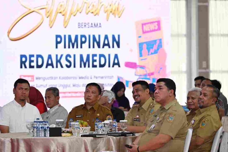 Gubernur Sumatera Utara (Sumut) Muhammad Bobby Afif Nasution didampingi Wakil Gubernur Sumut Surya, Asisten Administrasi Umum Muhammad Suib, Kadis Kominfo Sumut Erwin Hotmansah Harahap, Kepala Bappeltbang Sumut Dikky Anugrah, serta Kabiro Adpim Sumut Ady Putra, bersilaturahmi dengan pimpinan redaksi media se-Sumut di Aula Tengku Rizal Nurdin, Rumah Dinas Gubernur, Jalan Sudirman, Medan, Senin (25/8/2025).