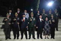 AKBP Marganda Aritonang, S.H., S.I.K., M.M., dalam mengenang jasa para pahlawan Republik Indonesia terpancar nyata melalui kehadirannya dalam Upacara Apel Kehormatan dan Renungan Suci (AKRS) dalam rangka peringatan Hari Kemerdekaan RI ke-80. Bersama seluruh unsur Forkopimda Simalungun dan Pematang Siantar, di Taman Makam Pahlawan Nagur, Jalan Sangnawaluh, Kota Pematang Siantar, pada Minggu dini hari, 17 Agustus 2025, mulai pukul 00.00 WIB hingga selesai.