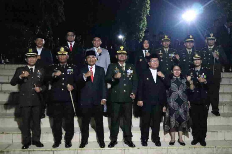 AKBP Marganda Aritonang, S.H., S.I.K., M.M., dalam mengenang jasa para pahlawan Republik Indonesia terpancar nyata melalui kehadirannya dalam Upacara Apel Kehormatan dan Renungan Suci (AKRS) dalam rangka peringatan Hari Kemerdekaan RI ke-80. Bersama seluruh unsur Forkopimda Simalungun dan Pematang Siantar, di Taman Makam Pahlawan Nagur, Jalan Sangnawaluh, Kota Pematang Siantar, pada Minggu dini hari, 17 Agustus 2025, mulai pukul 00.00 WIB hingga selesai.