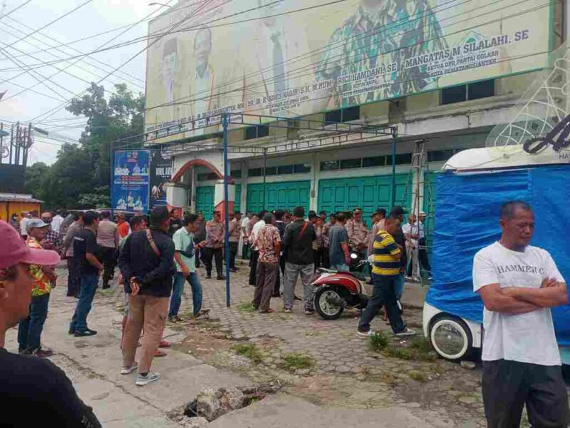 Pengadilan Negeri (PN) Pematangsiantar mengeksekusi satu bidang lahan beserta bangunan di Jalan MH Sitorus, simpang Jalan Adam Malik, Kelurahan Timbang Galung, Kecamatan Siantar Barat, Kota Pematangsiantar, Sumatera Utara, pada Senin, 4 Agustus 2025.