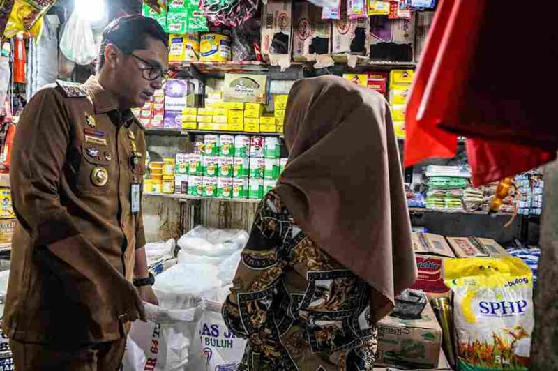 Wali Kota Medan, Rico Tri Putra Bayu Waas, melakukan inspeksi mendadak (sidak) ke Pasar Sei Sikambing, Senin (25/8/2025).