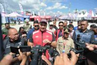 Wakil Gubernur Sumatera Utara (Sumut) Surya mendampingi Menpora Dito Ariotedjo saat   meninjau persiapan F1 Powerboat di Lapangan Sisingamangaraja, Pelabuhan Mulia Raja Napitupulu, Balige, Toba, Jumat (22/8/2025).