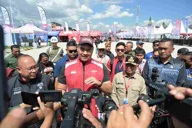 Wakil Gubernur Sumatera Utara (Sumut) Surya mendampingi Menpora Dito Ariotedjo saat   meninjau persiapan F1 Powerboat di Lapangan Sisingamangaraja, Pelabuhan Mulia Raja Napitupulu, Balige, Toba, Jumat (22/8/2025).